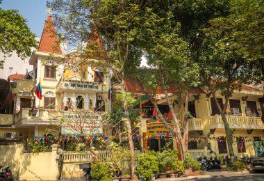 Hanoi, Vietnam 'daki Cao Dai Oratory ya da tapınağı. Cao Dai, 1927 yılında Güney Vietnam 'da kurulan ve merkezi Tay Ninh kasabasında bulunan renkli bir senkronizasyon dinidir..