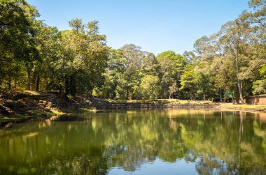 Kamboçya 'daki Angkor' da cüzzamlı kralın evinin arkasındaki harabe Kraliyet Sarayı 'nda eski Kraliyet Hamamları..