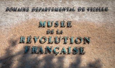 Fransa 'nın Vizille kentindeki Fransız Devrimi Müzesi' nin bulunduğu şatonun önündeki duvarda müze tabelası var..