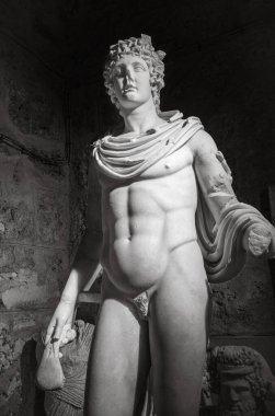 Türkiye 'nin Antalya ilinin Yan Müzesi' nde uzun atkı takan ve para çantası taşıyan çıplak bir gencin Roma döneminden kalma gerçek büyüklükte mermer heykeli. (Türkiye))