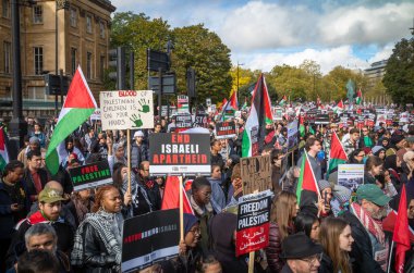 Londra / İngiltere - 21 Ekim 2023: Yüz binlerce Filistinli protestocu, Londra 'nın merkezinde İsrail' in Gazze 'ye düzenlediği saldırılara karşı düzenlenen gösteride pankartlar ve bayraklarla yürüdü.