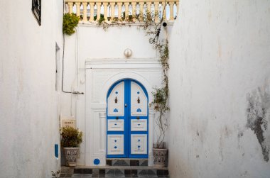 Tunus 'taki Mahdia antik Medine' de süslü mavi beyaz kapısı olan geleneksel bir Arap evi.