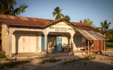 Jambiani, Zanzibar, Tanzanya 'daki New Buildings Company Genel Merkezi' nde bir kuaför dükkanı..