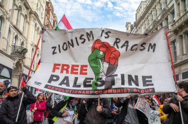 Londra / İngiltere - 9 Aralık 2023: Filistin yanlısı protestocular, İsrail 'in Gazze' ye yönelik saldırılarına son verme çağrısında bulunan bir gösteride pankart ve ilahi okudular.