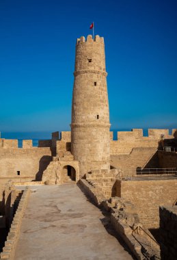 Ribat of Manastır 'ın içindeki gözetleme kulesi, 8. yüzyıl kıyı İslam kalesi, iç avludan, Manastır, Tunus.