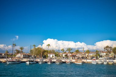 Türkiye 'nin Antalya ilinin Eski Kenti' ndeki limanın rıhtımında demirlemiş zevk tekneleri (Türkiye))