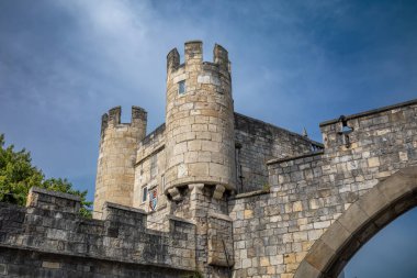 Walmgate Bar, İngiltere 'nin Kuzey Yorkshire kentindeki ortaçağ geçitlerinin en eksiksiz ve iyi korunmuş olanıdır. 12. yüzyıla ait tarihler - 14. yüzyıl.