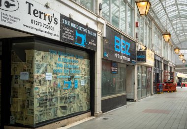 İngiltere 'nin Brighton kentindeki ünlü Art Deco tarzı İmparatorluk Çarşısı boş ve terk edilmiş dükkanlarla doluydu.
