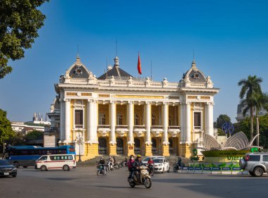 Trafik, Hanoi, Vietnam 'ın orta kesimindeki Fransız sömürge dönemi Hanoi Opera Binası veya Nha Hat Lon' un yanından geçiyor.