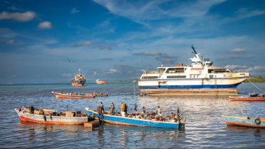 Darajani Market 'teki geleneksel dhow teknelerinde balıkçılar, ya da Taş Şehir, Zanzibar, Tanzanya' daki balık pazarı..