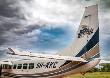 12 koltuklu Cessna hafif uçağının kuyruk yüzgeci Tanzanya 'daki Nyerere Ulusal Parkı' ndaki Auric Hava Kuvvetleri tarafından işletiliyor..