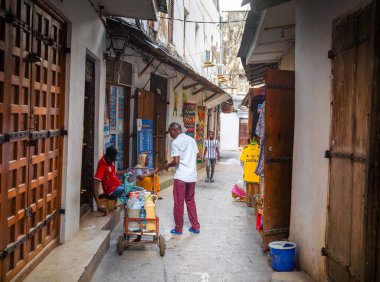 İnsanlar Zanzibar sokaklarında.