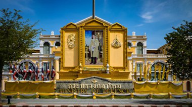 Tayland kralının Bangkok, Tayland 'daki Kraliyet Sarayı' nın karşısındaki Minsitry 'nin dışındaki portresini gösteren büyük bir anıt..