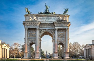 Arco della Pace olarak bilinen zafer kemeri, ya da uzaktaki Castello Sforzesco ile Barış Kemeri, Milan, Lombardy, İtalya.