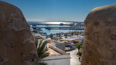 Skifa el Kahla 'nın çatısından güneye Sidi Mitr Camii' ne balıkçı limanı ve limanı Mahdia, Tunus 'a bakıyorum.