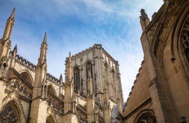 York Minster, North Yorkshire, İngiltere 'deki Merkez Kule' ye bakıyorum. 13. yüzyılda yapılmış bir İngiltere Katedrali. Kuzey Avrupa 'daki en büyük Gotik katedraldir..