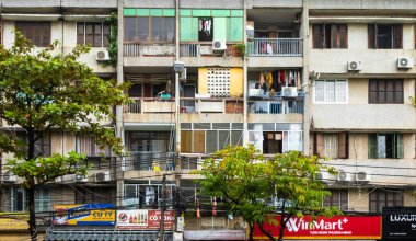 Danang, Vietnam 'daki dükkanların üstündeki ikametgah daireleri..