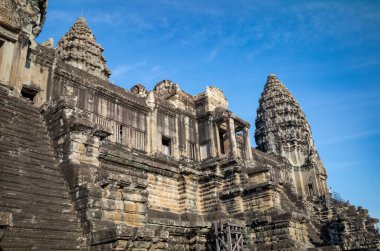 Kamboçya 'daki Angkor Wat tapınağının kalbindeki dev iç yapılara bakıyorum..