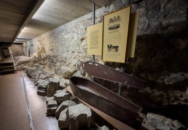 19. yüzyıldan kalma demir bir tabut ve kilise mahzenindeki mezar soyguncularına karşı korunmak için demir tabut ilanı. Ya da Gazeteciler Kilisesi, Fleet Caddesi, Londra, İngiltere.