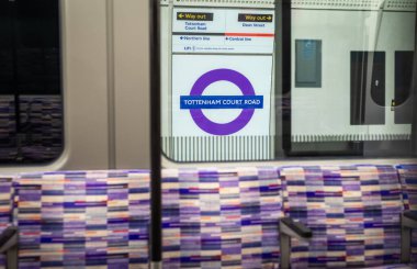 Londra 'nın en yeni alt hattı olan Elizabeth Hattı' ndaki Tottenham Court Yolu 'ndaki platformda bir yeraltı treninden görülen bir tabela, birkaç yıl gecikmeden sonra Mayıs 2022' de kısmen açıldı..