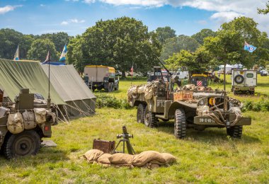 Parham / UK - 13 Temmuz 2024: ABD WW2 Dodge WC Serisi kamyonu Storrington, West Sussex, İngiltere 'deki Sussex Buhar Fuarı' nda makineli tüfekle sergileniyor.