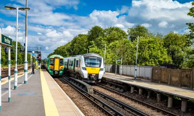 İngiltere 'nin batı Sussex kentindeki Üç Köprü Tren İstasyonu' ndan bir Güney Demiryolu treni kalkıyor..