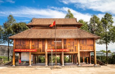 Dak Me köyündeki Brau etnik azınlığı temsil eden geleneksel bir stilt binası, Bo Y komünü, Ngoc Hoi bölgesi, Vietnam 'ın Orta Highlands bölgesindeki Kontum Eyaleti