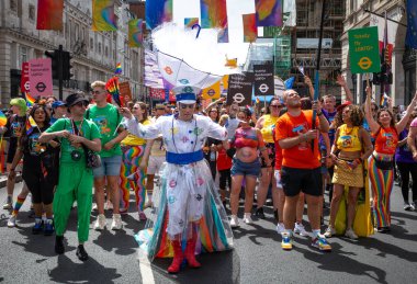 Londra / İngiltere - 29 Haziran 2024: Londra Ulaştırma Bakanlığı 'ndan insanlar Londra' daki yıllık Onur Yürüyüşü 'nde ayrıntılı kostümler içinde. Kutlama, LGBTQ + topluluklarından insanları bir araya getiriyor.