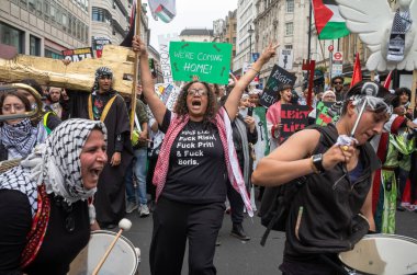 Londra, İngiltere. 18 Mayıs 2024: Göstericiler Londra 'nın merkezinde İsrail' in Gazze 'ye düzenlediği saldırılara karşı Filistin adına 76 Mart' ta Nakba 'da davul çalıp ilahi söylüyorlar. 1948 'deki 