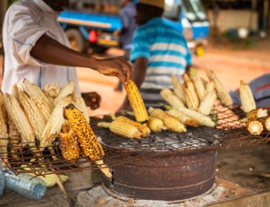Adam Tanzanya kırsalındaki Msanga pazarında mısırı kızartıyor.