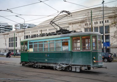 713 numaralı Carrozze tramvayı, 1928 'de yapılmış bir bakım tramvayı. İtalya' nın Milano şehrinde halen çalışan eski elektrikli tramvaylardan biri..