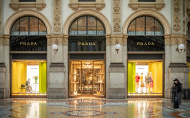 İtalya 'nın Milano kentinde bulunan Galleria Vittorio Emanuele II' deki Prada tasarım mağazası..