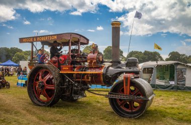Storrington / UK - 13 Haziran 2024: Omon, 1926 yapımı Marshall Road Roller, Sussex Steam Fair, Storrington, İngiltere 'de genç bir çocuk tarafından kullanılıyor..