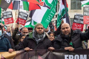 Londra / İngiltere - 9 Aralık 2023: Filistin yanlısı Müslüman protestocular, İsrail 'in Gazze' ye yönelik saldırılarına son verme çağrısında bulunan bir gösteride bayrak ve ilahi okudular.