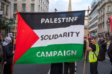 Londra, İngiltere. 14 Ekim 2023: Filistin yanlısı erkekler, İsrail 'in Londra' nın merkezinde Gazze 'ye düzenlediği saldırılara karşı düzenlenen bir gösteride üzerinde 