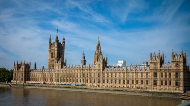 Londra 'nın merkezindeki Thames nehrinin kıyısındaki Westminster Sarayı' nda parlamento binaları bulunmaktadır..