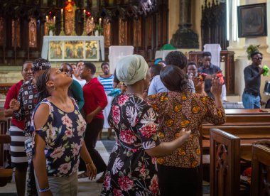 Bir pazar günü, Taş Şehir, Zanzibar, Tanzanya 'daki Anglikan İsa Kilisesi Katedrali' nde şarkı söyler, dans eder ve dua ederler.