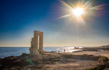 Borg Errass 'deki Tunus halkı, bir zamanlar Cape Africa, Mahdia, Tunus' ta savunmanın bir kısmını oluşturan harap kemer.