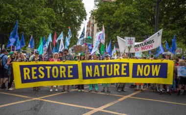 Londra İngiltere - 22 Haziran 2024: İklim aktivistleri Çevre Koruma Yürüyüşü 