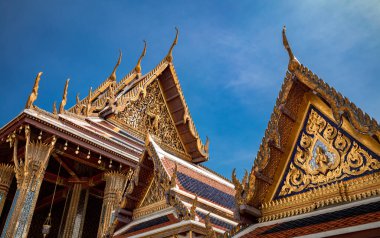 Bangkok, Tayland 'daki Büyük Saray' daki Zümrüt Buda Tapınağı 'nın (Wat Phra Kaew) altın süslü çatıları..