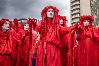 Londra / İngiltere - 22 Haziran 2024: Red Rebel Brigade iklim aktivistleri Doğayı Yenileme Yürüyüşü çevresel koruma için yürüdüler. RSPB, WWF, National Trust, Extinction Rebellion ve diğerleri de dahil olmak üzere örgütler