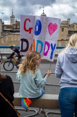 Londra 'daki Tower Bridge 2022' de babasının bitiş çizgisini geçmesini beklerken elinde 