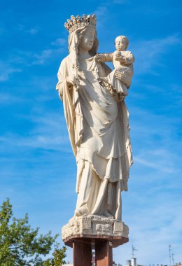 Paris Bakiresi olarak bilinen 14. yüzyıl heykelinin bir kopyası Paris 'teki Notre Dame Katedrali' nin dışına yerleştirildi. Orijinali 2019 yangınından kurtuldu ve katedral yeniden inşa ediliyor..