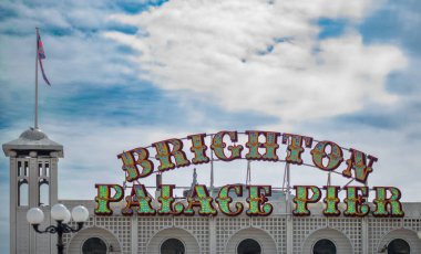 Brighton, Doğu Sussex, İngiltere 'deki tarihi Brighton Palace İskelesi' nin üzerindeki LED ışıklı tabela. Rıhtım 1899 'da açıldı ve bu İngiliz sahil kasabasındaki hayatta kalan son üç rıhtımdan biridir.
