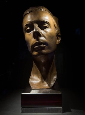 Yazar Aldous Huxley 'in (1894 - 1963) bir bronz hayat maskesi, Paul Hamann' ın 1981 yılında yazdığı, 1930 yılına dayanan bir çalışma. Ulusal Portre Galerisi, Londra, İngiltere