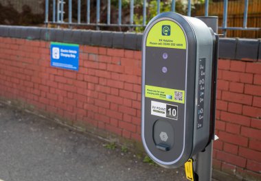 Londra, İngiltere 'de bir caddede halka açık bir Apcoa elektrikli araç şarj noktası.