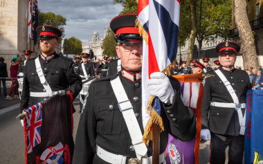 İrlandalı Protestan paramiliter Ulster Gönüllü Kuvvetleri (UVF) üyeleri alaylarının renklerini Londra, Whitehall 'daki Cenotaph savaş anıtında sergiliyorlar.