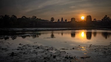 Kamboçya 'daki ünlü Angkor Wat Tapınağı' nın üzerinde gün doğumu.