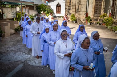Katolik rahibeler ve ilahiyatçılar, Taş Şehir, Zanzibar, Tanzanya 'daki Katolik Pazar Ayini için Aziz Joseph Katedrali' ne girerken şarkı söylüyorlar..
