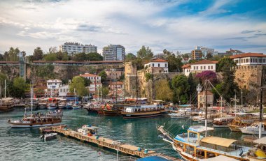 Antalya 'nın Resimli Limanı: Tekneler, Antik Duvarlar ve Manzara Görüntüleri 